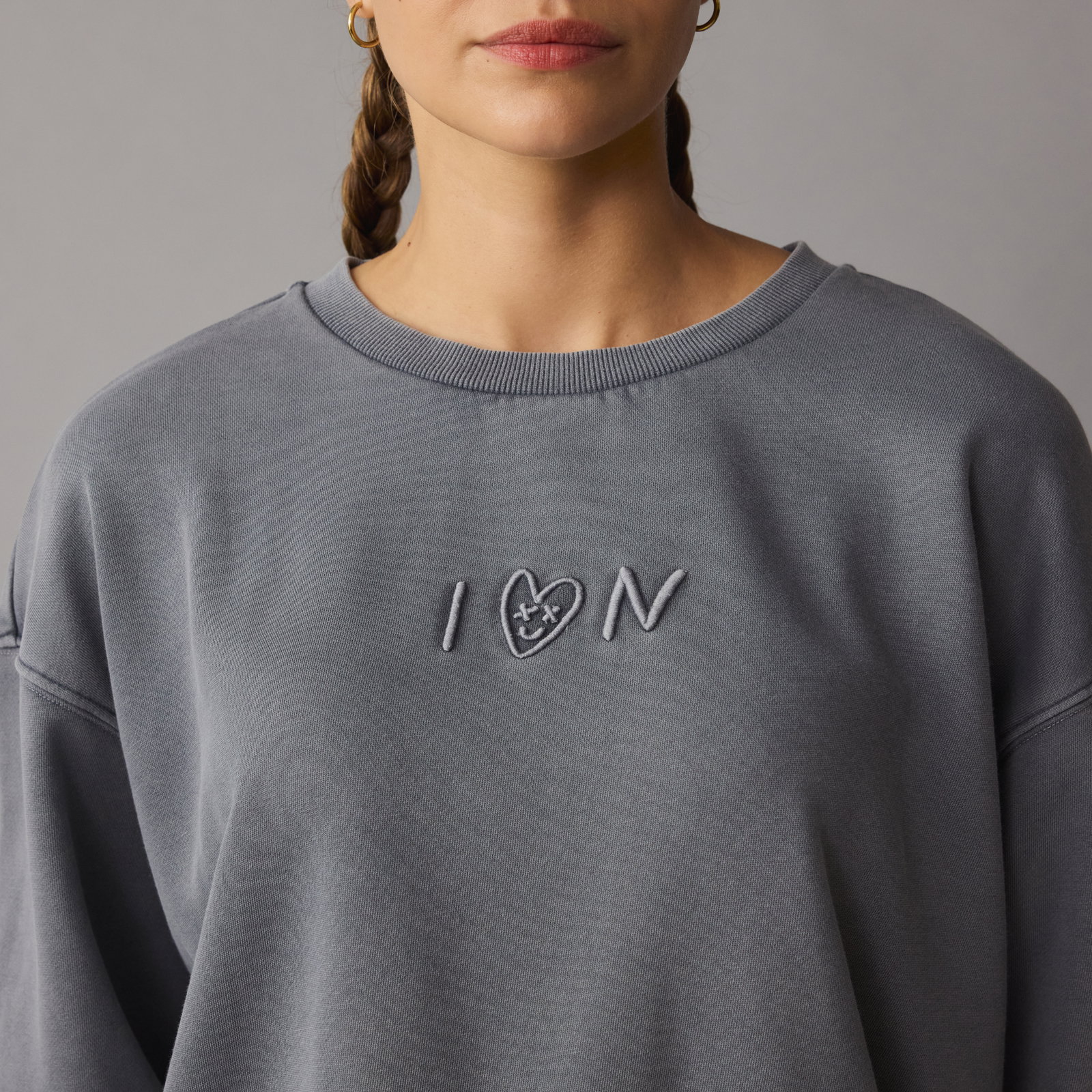 Felpa ION Mood donna in blu ardesia con logo ricamato e girocollo, indossata su modella