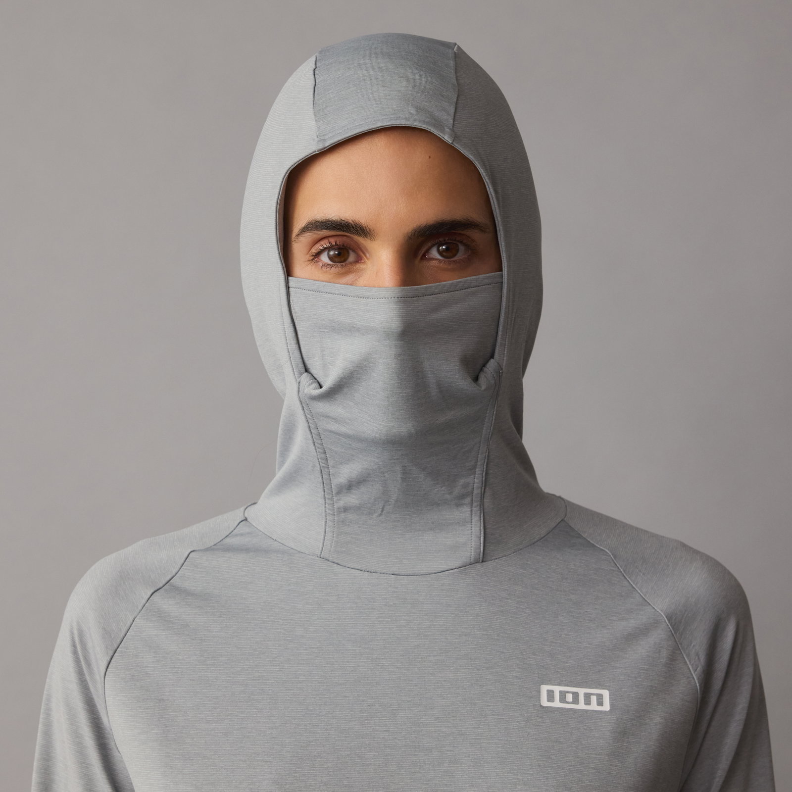 ION Storm Pro wetshirt donna manica lunga con cappuccio e maschera facciale integrata in grigio melange