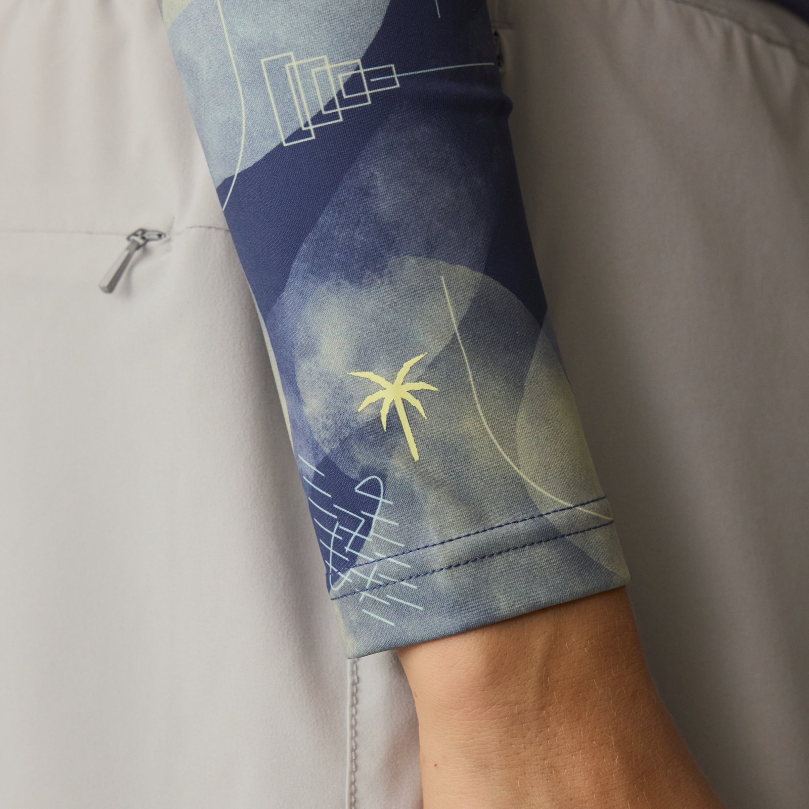 ION Lizz Damen Langarm-Rashguard mit tropischem Ärmelprint in hellgrau und marineblau — Detailansicht