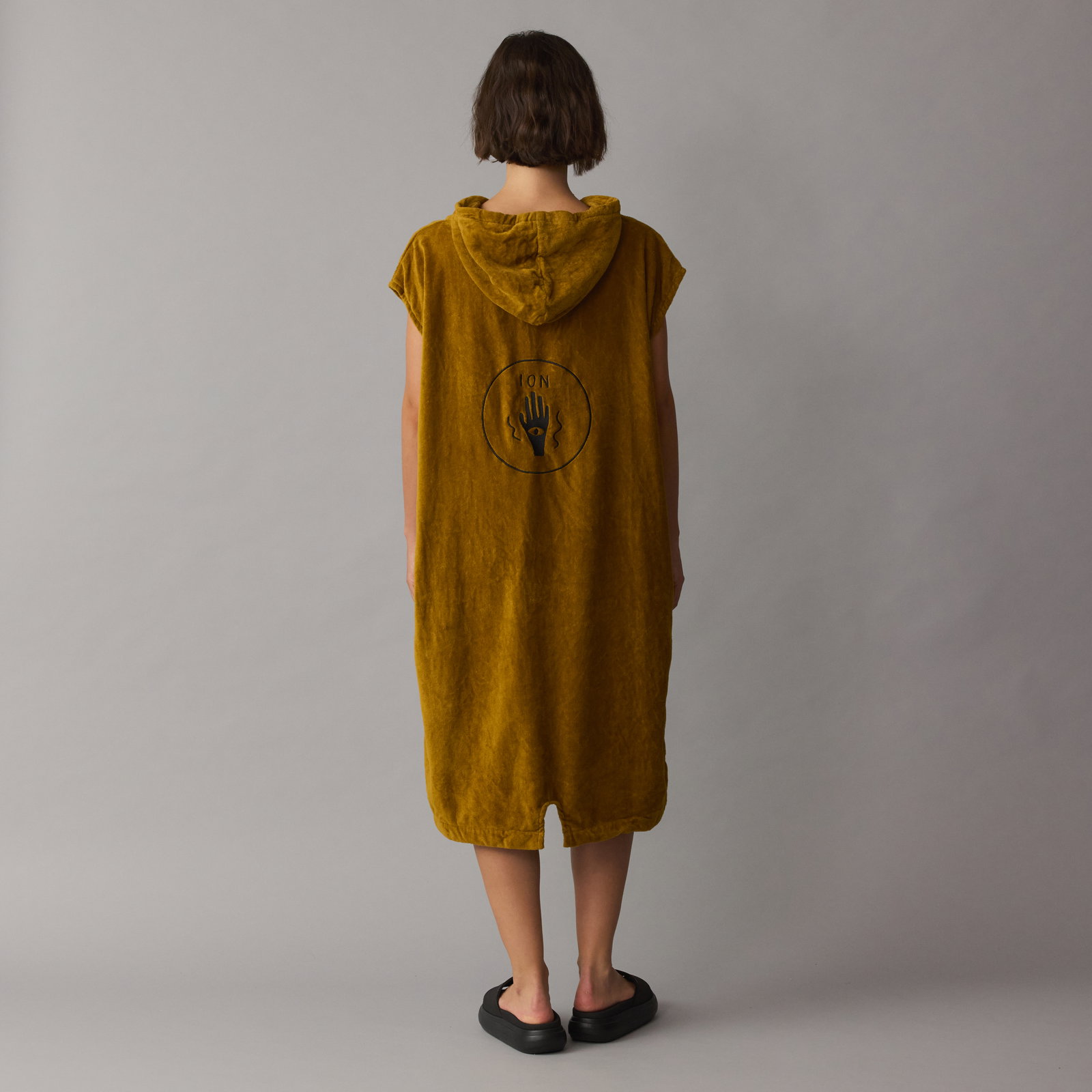 ION Core surf poncho in gold burst – back view with hood and logo print