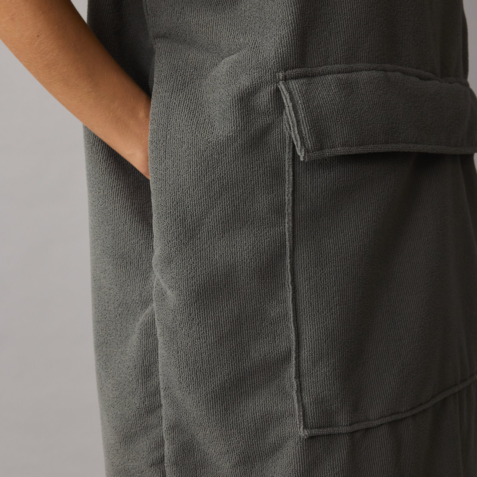 ION Element quick-dry surf poncho in grey – side pocket detail