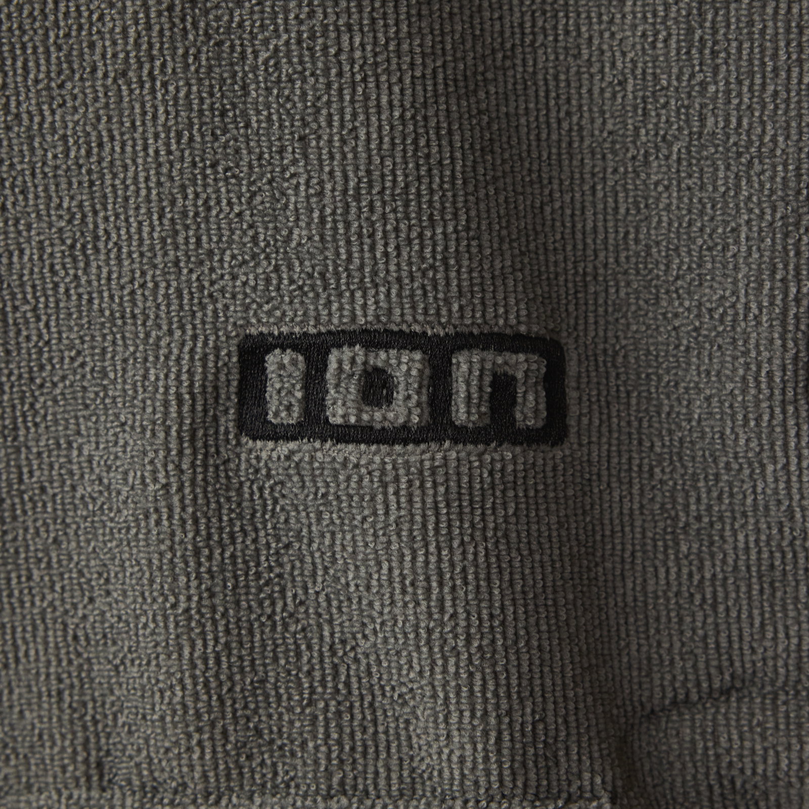 ION Element quick-dry surf poncho in charcoal grey – logo detail