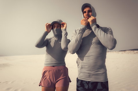 Rashguard ION Sun Pro de manga comprida para homem em cinzento claro com capuz na praia