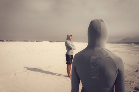 ION Sun Pro rashguard manga comprida com capuz homem em cinzento claro na praia
