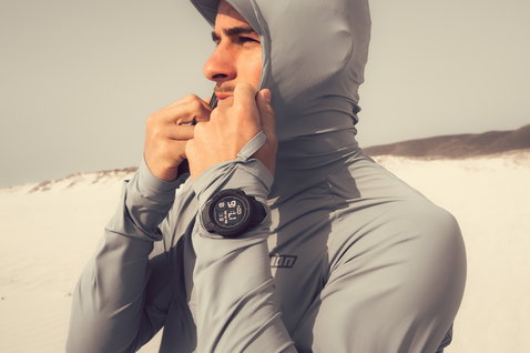 ION Sun Pro rashguard manga comprida com capuz homem em cinzento claro usado em dunas de areia