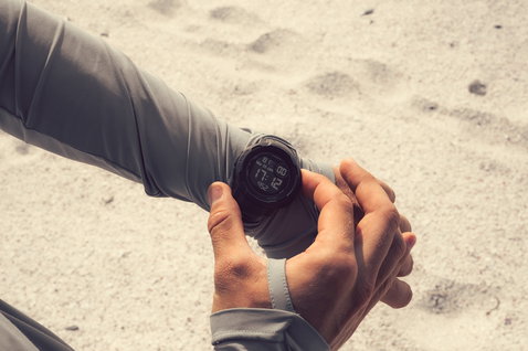 ION Storm Pro Wetshirt Langarm Damen in grau – Detailansicht Uhr-Fenster am Ärmel am Strand