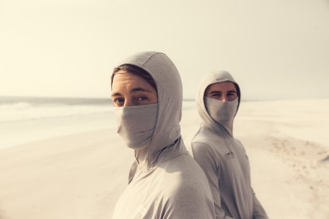 ION Storm Pro Wetshirt Damen Langarm mit Kapuze und Gesichtsschutz in hellgrau beim Wassersport am Strand