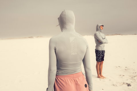 ION Sun Pro LS Rashguard Damen langarm mit Kapuze in hellgrau am Strand