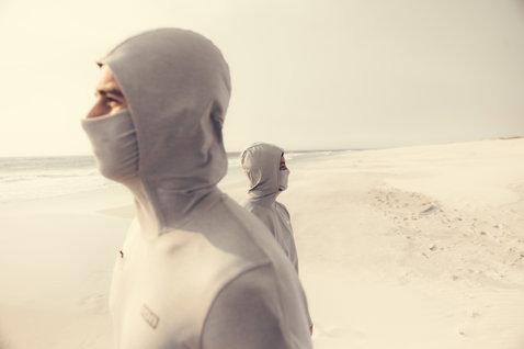ION Storm Pro Wetshirt Langarm Herren mit Kapuze und Gesichtsmaske am Strand in warmgrau