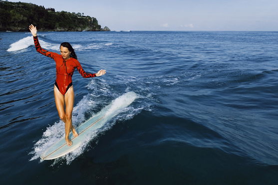 ION_Water_Amaze-Hot-Shorty-1.5-LS-Front-Zip-women_Action-Shots_10