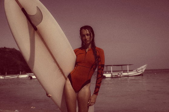 ION_Water_Amaze-Hot-Shorty-1.5-LS-Front-Zip-women_Action-Shots_7