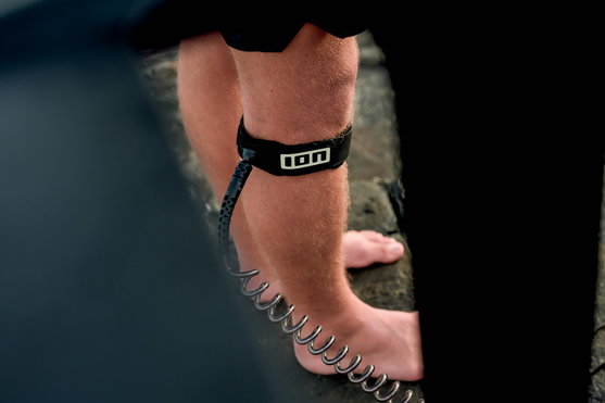 ION_Water_Wing-Board-Leash-Core-Coiled-Knee_Action-Shots_6
