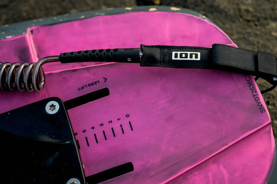 ION_Water_Wing-Board-Leash-Core-Coiled-Knee_Action-Shots_3