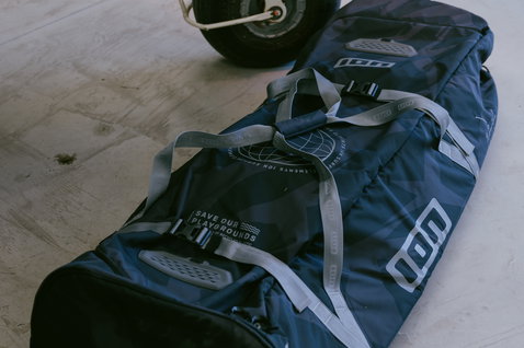 Borsa da viaggio con ruote ION Gearbag Tec Golf per kite in blu navy in un hangar aereo