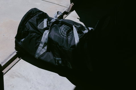Borsa da viaggio con ruote ION Gearbag Tec Golf in nero con cinghie grigie