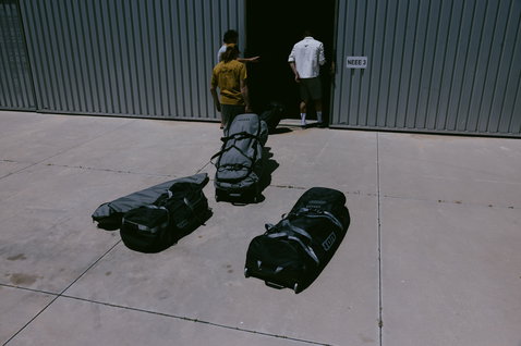 Borsa da viaggio ION Gearbag Tec Golf per kite in grigio antracite durante il trasporto in aeroporto
