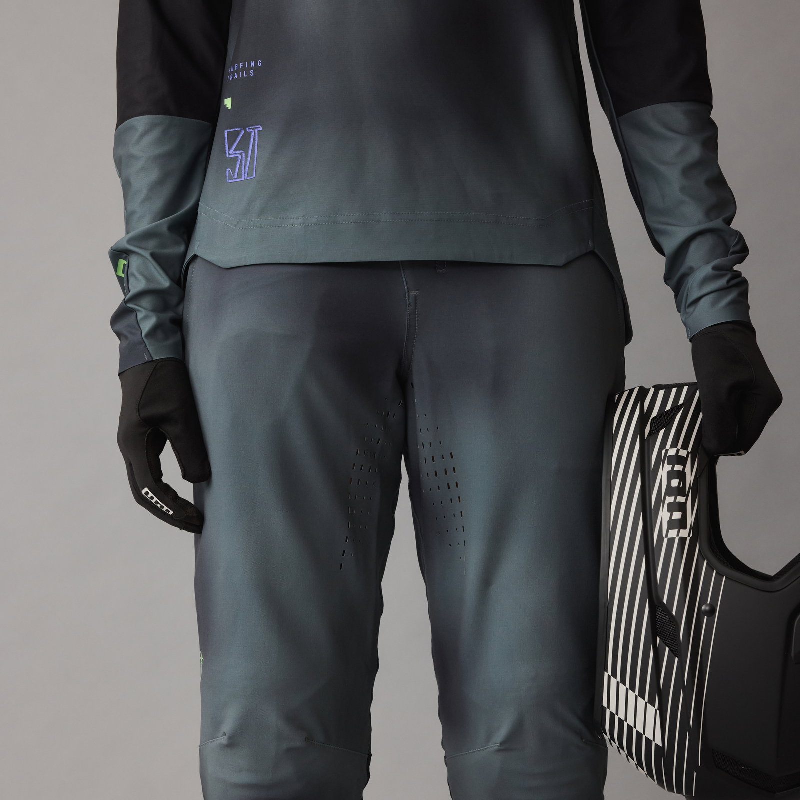 ION Scrub UTAH freeride MTB pants in dark charcoal with laser-cut ventilation for mountain biking