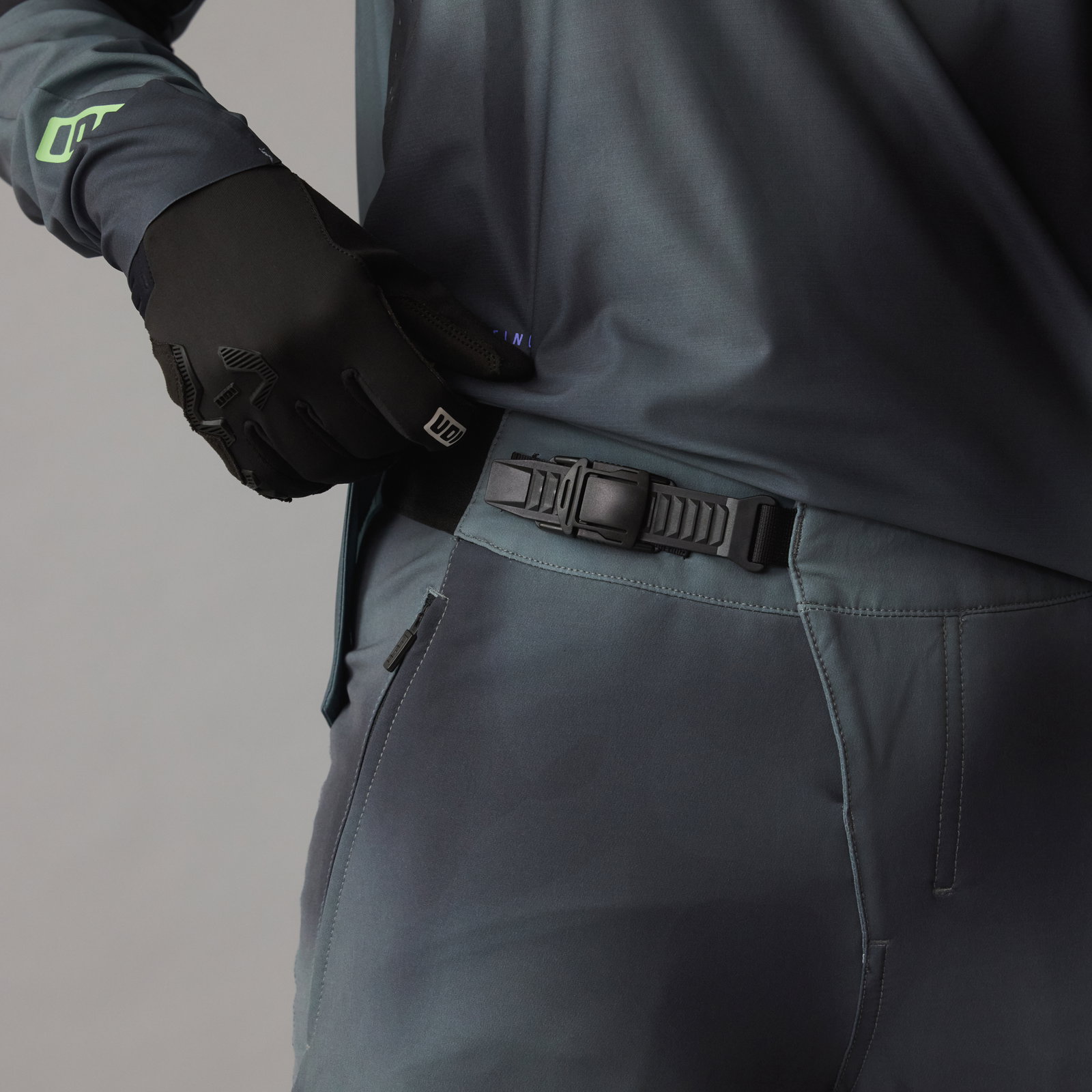 ION Scrub UTAH freeride MTB pants in slate grey – ratchet closure detail