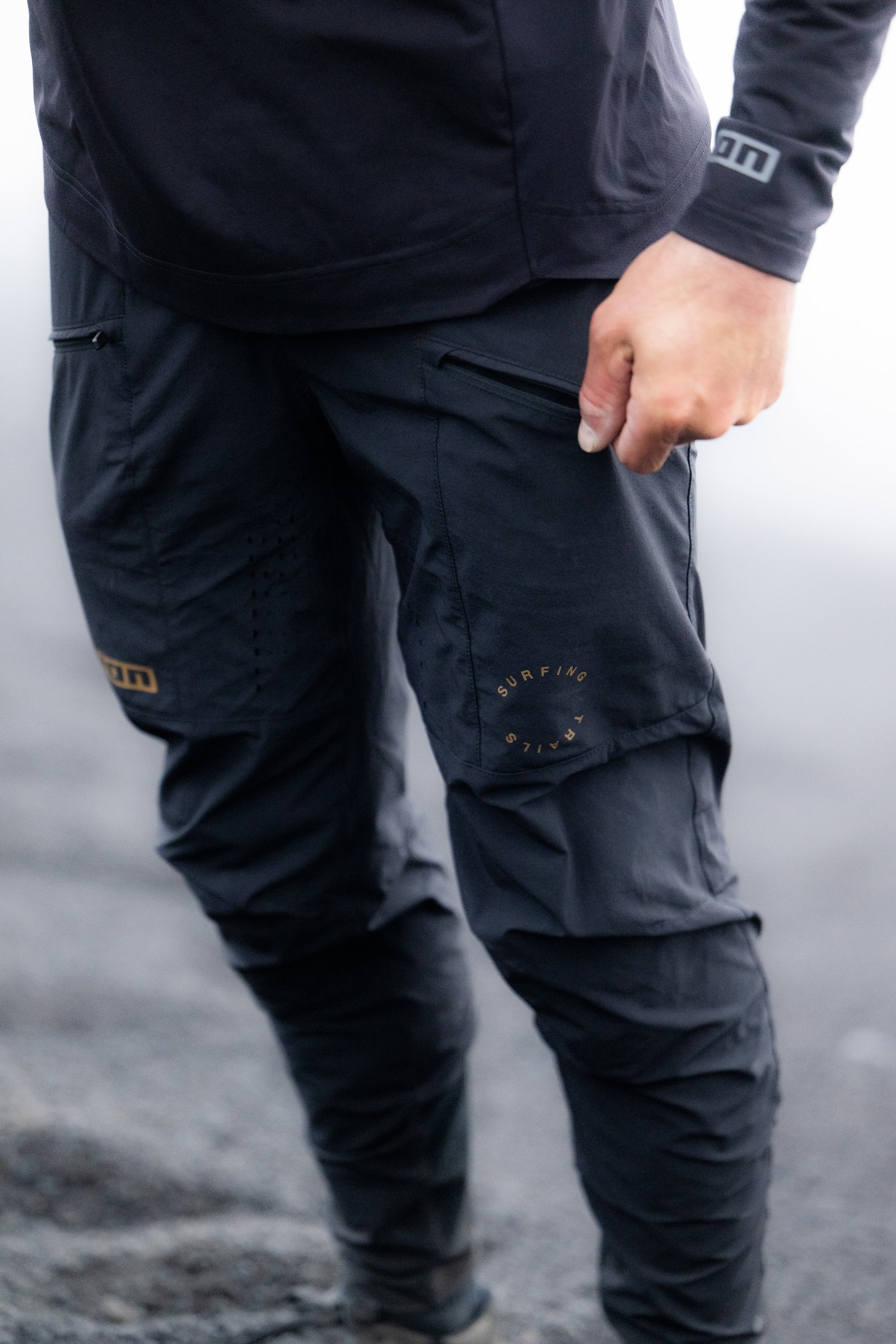ION Bike Scrub unisex cycling pants in charcoal black for mountain biking