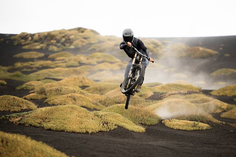 ION Scrub UTAH LS long sleeve cycling jersey in black during freeride mountain biking on volcanic terrain