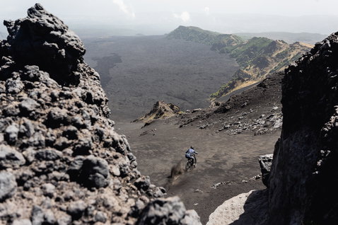 ION Bike Scrub UTAH LS long-sleeve jersey during mountain biking on volcanic mountain terrain