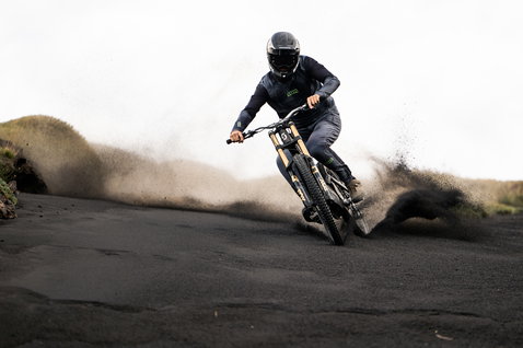 ION Bike Scrub UTAH LS cycling jersey in dark navy during freeride mountain biking on volcanic terrain