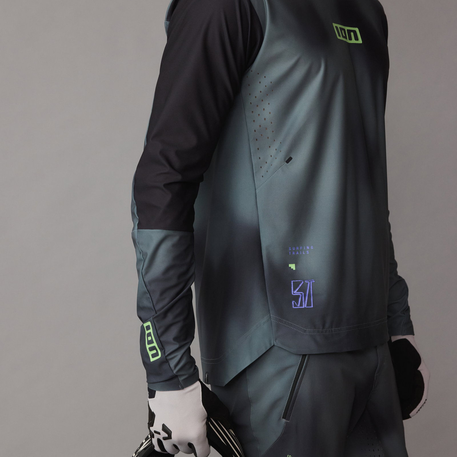 ION Scrub UTAH LS Langarm-Radtrikot in dunkel-graugrün für Freeride Mountainbiking, Dreiviertelansicht