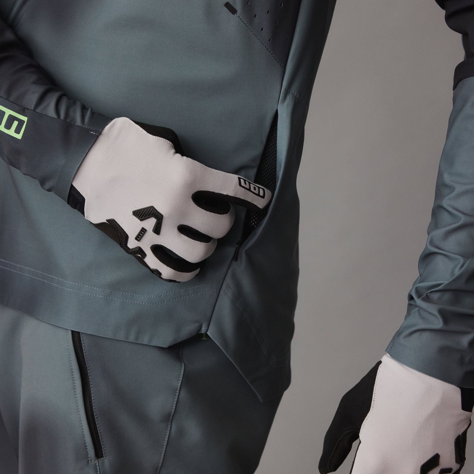 ION Scrub UTAH LS Langarm-Mountainbike-Trikot in slate-grau und petrol, Detailansicht Seitentasche