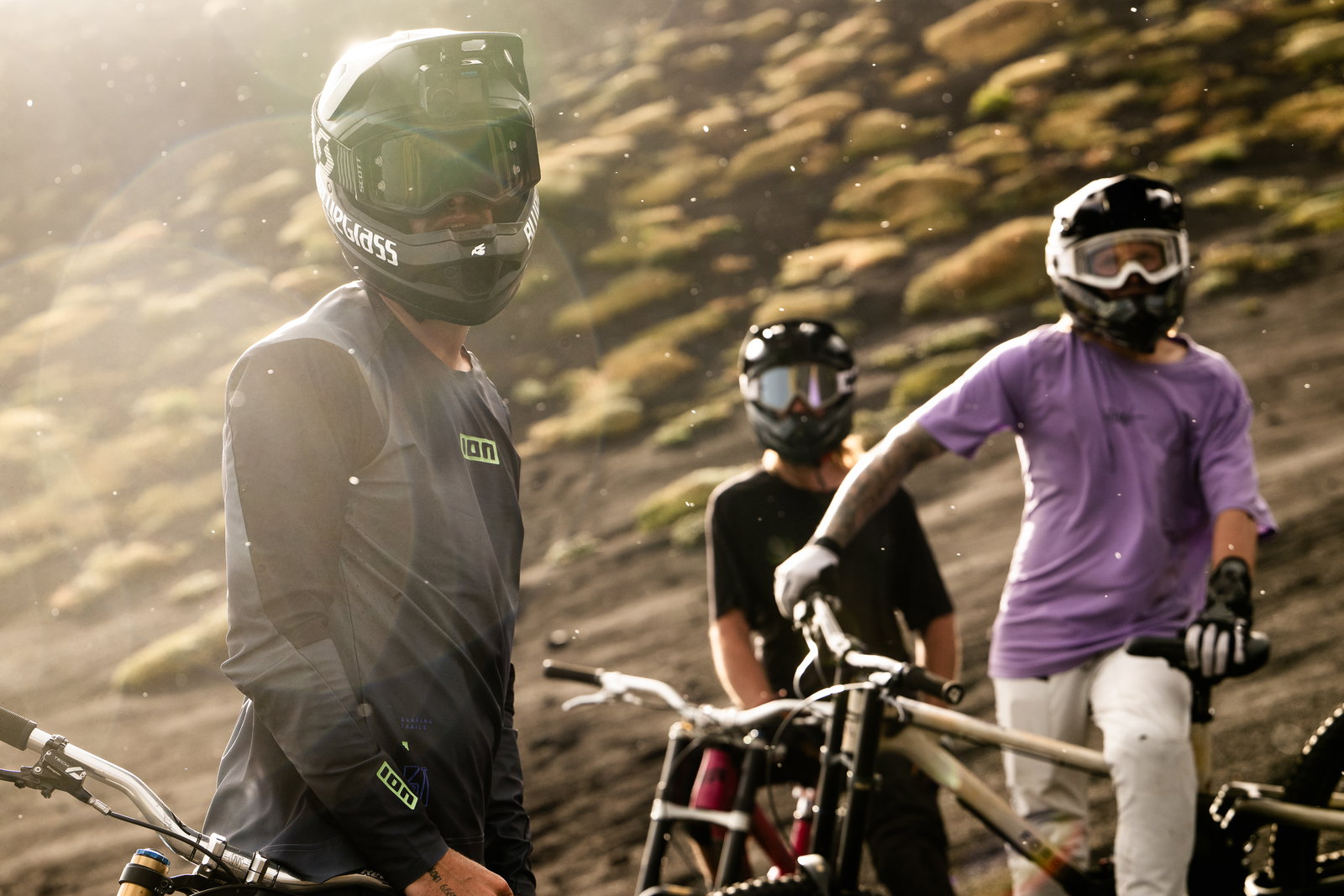 ION Scrub UTAH LS Langarm-Radtrikot in dunkelgrau mit neongelben Akzenten beim Freeriden in Utah