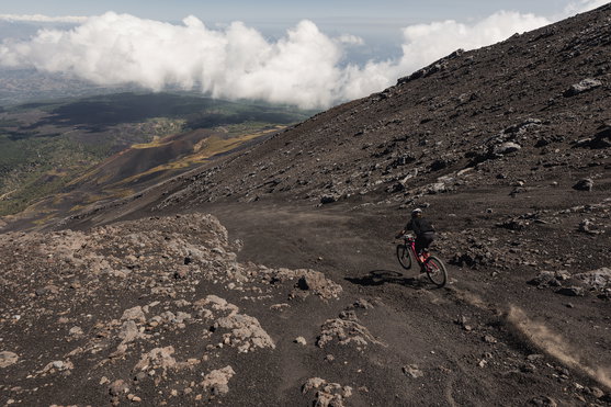 ION_Bike_Jersey-Scrub-LS-unisex_Action-Shots_2