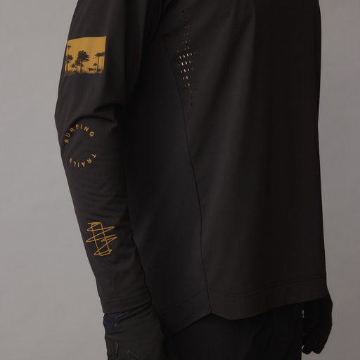 ION_Bike_Jersey-Scrub-LS-unisex_Model-Pictures_3