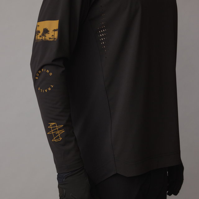 ION_Bike_Jersey-Scrub-LS-unisex_Model-Pictures_3