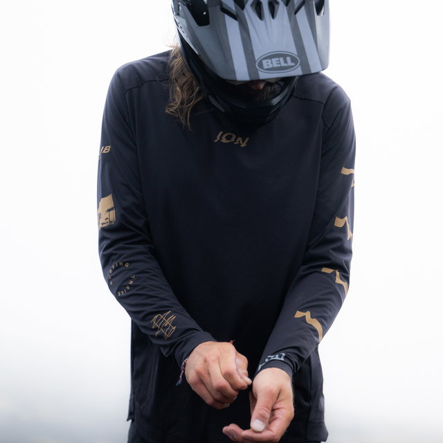 ION_Bike_Jersey-Scrub-LS-unisex_Model-Pictures_5