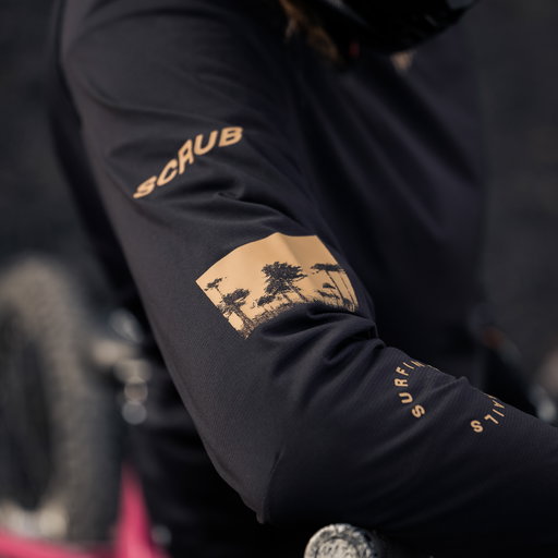 ION_Bike_Jersey-Scrub-LS-unisex_Model-Pictures_8