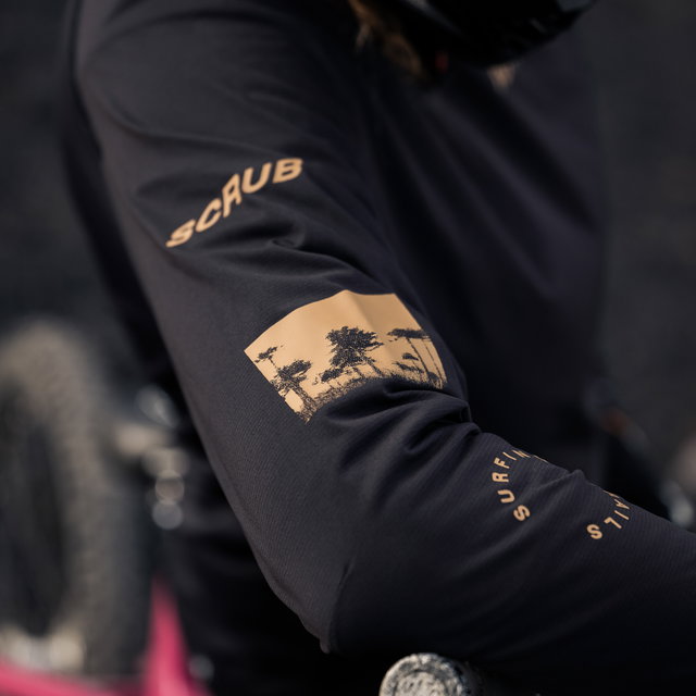 ION_Bike_Jersey-Scrub-LS-unisex_Model-Pictures_8