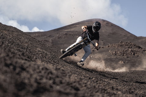 ION Ionic SS DR Lyocell jersey during mountain biking on volcanic terrain in dark charcoal