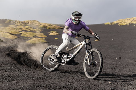 ION Ionic SS DR Lyocell short-sleeve jersey in lavender during mountain biking on volcanic terrain