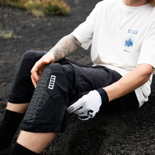 ION_Bike_Knee-Pads-K-Pact-Zip-SQ-unisex_Model-Pictures_2