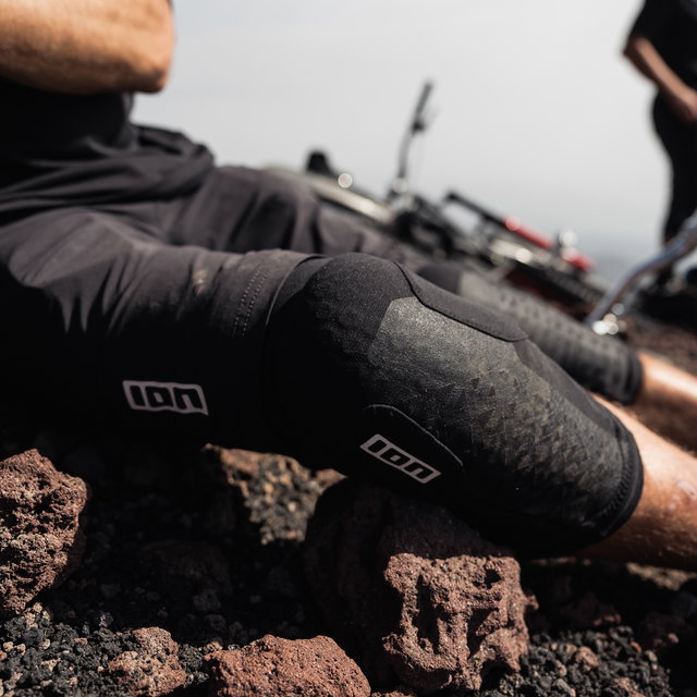 ION_Bike_Knee-Pads-K-Pact-SQ-unisex_Model-Pictures_1