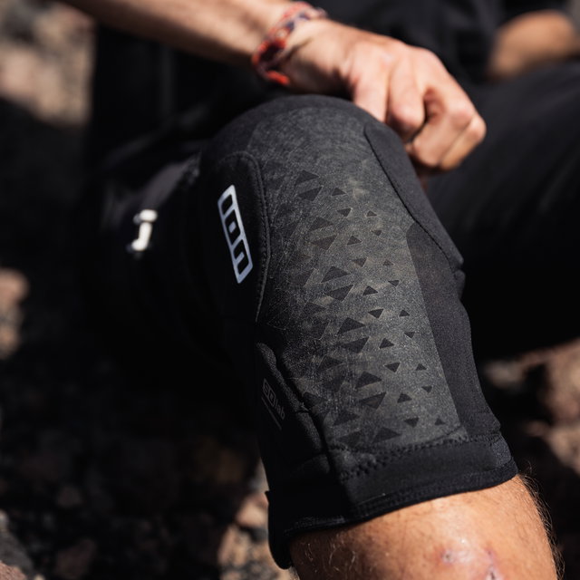 ION_Bike_Knee-Pads-K-Pact-SQ-unisex_Model-Pictures_2