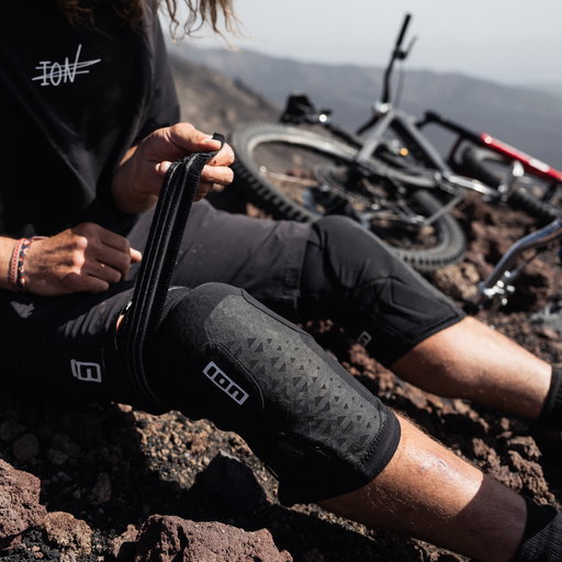 ION_Bike_Knee-Pads-K-Pact-SQ-unisex_Model-Pictures_4