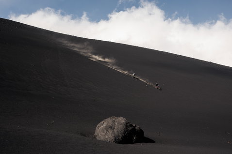 Genouillères ION Bike ARCON Lite lors d'une descente VTT sur un versant volcanique