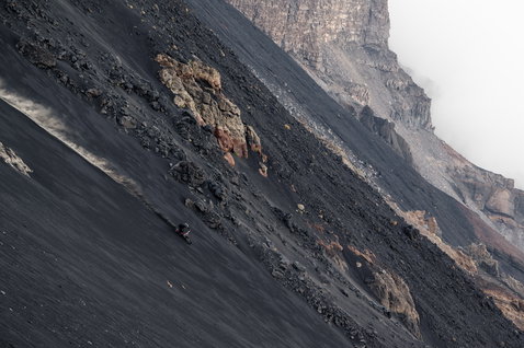 Genouillères ION Bike ARCON Lite SQ lors d'une descente en VTT sur une pente volcanique abrupte