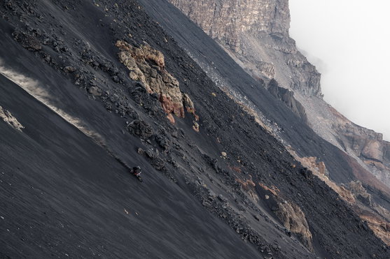 ION_Bike_Knee-Pads-ARCON-Lite-SQ-unisex_Action-Shots_3