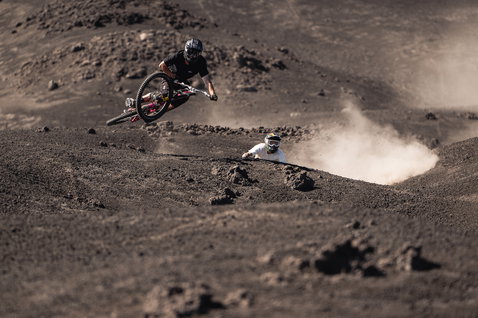 ION Bike ARCON HD protège-dos lors d'une session freeride sur terrain volcanique