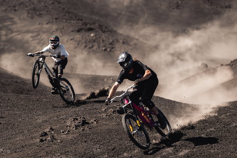 ION Bike ARCON HD protège-dos lors d'une descente VTT sur terrain volcanique