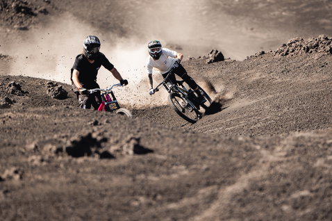 Dorsale ION Bike ARCON HD lors d'une session de vélo de montagne sur terrain volcanique