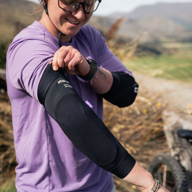 ION_Bike_Elbow-Guard-ARCON-LT-unisex_Model-Pictures_1