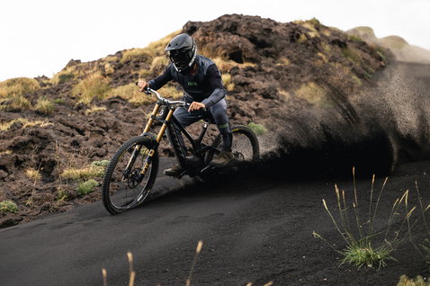 ION Scrub UTAH cycling pants in dark charcoal during freeride mountain biking on volcanic terrain