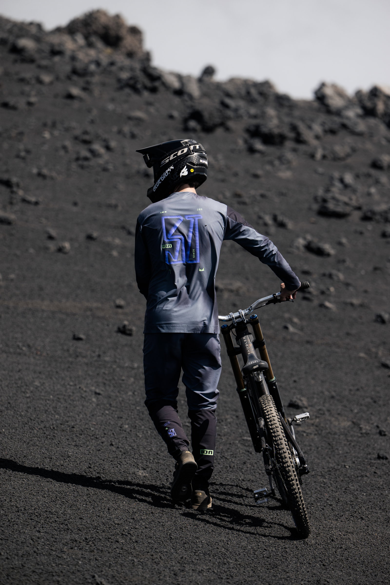 ION Scrub UTAH freeride MTB pants in dark charcoal during mountain biking on volcanic terrain